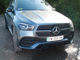 La Mercedes GLE est garée sur le bord de la route