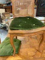 Une TABLE à rallonges italiennes et six CHAISES en bois natu… (photo 2)