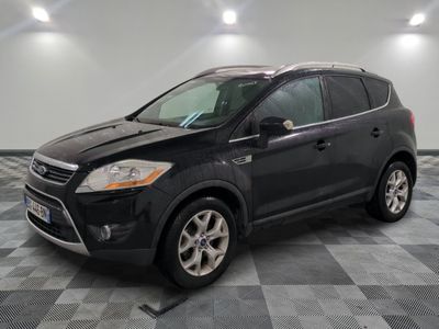 La Ford Escape 2013 est présentée dans une salle blanche