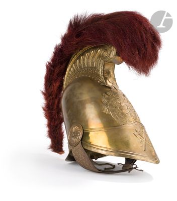 un vieux casque surmonté d'une plume rouge