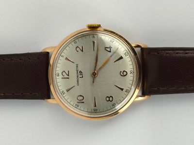une montre posée sur une surface blanche