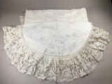 jupe à volants en dentelle blanche avec une bordure blanche sur fond gris