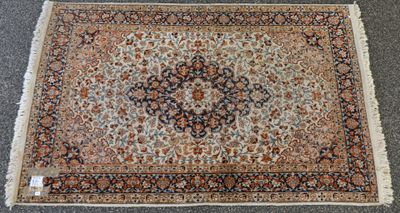 un tapis oriental orné d'un motif en médaillon