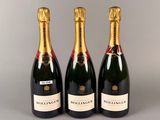 trois bouteilles de champagne posées les unes à côté des autres sur une table