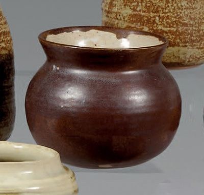trois vases posés l'un à côté de l'autre sur une table