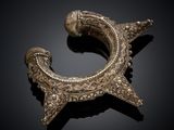 gros plan d'un objet métallique sur une surface noire