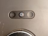 une image montrant un gros plan d'un bouton sur un téléphone portable
