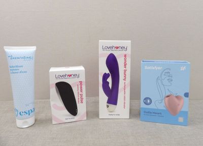 trois types différents de produits de soin du visage posés sur une table
