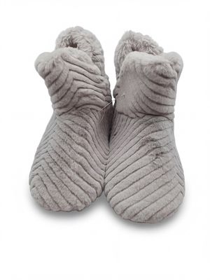 une paire de pantoufles grises sur fond blanc, avec un fond blanc