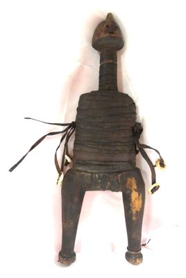 une vieille statue en bois d'un homme avec un chapeau sur la tête