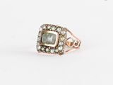un gros plan d'une bague ornée de perles sur fond blanc