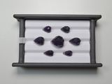 une image représentant des pierres violettes dans une boîte