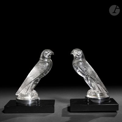 paire de figurines en cristal représentant deux oiseaux, posées sur des socles noirs