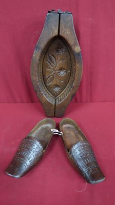une paire de chaussures posée sur une surface rouge