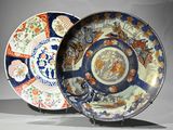 deux assiettes avec des motifs différents
