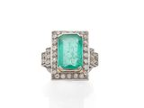 une bague en émeraude et diamant