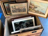trois photos dans une boîte en bois posée sur une table