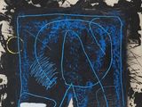 une image représentant un tableau bleu et noir accroché à un mur blanc