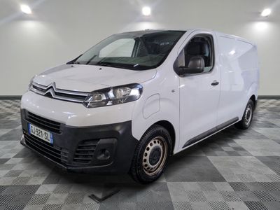 la camionnette blanche est garée sur le sol en damier d'une pièce