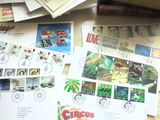 une pile de cartes postales et de timbres posée sur une table