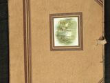 une photo d'un livre sur lequel figure l'image d'un arbre
