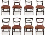 un ensemble de six chaises avec des coussins rembourrés rouges