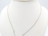 gros plan d'un collier et de boucles d'oreilles sur un mannequin