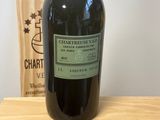 une bouteille de vin posée sur une étagère en bois