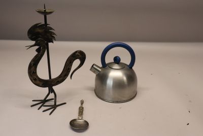 une bouilloire et un oiseau en métal à côté d'une bouilloire
