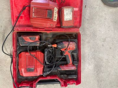 une caisse à outils rouge avec des outils sur le sol