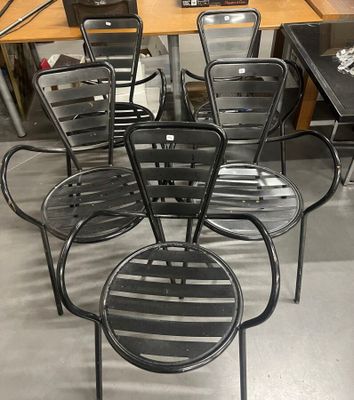 plusieurs chaises et une table dans une pièce où se trouve un ordinateur portable posé sur la table