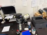 un bureau sur lequel se trouvent un ordinateur, une imprimante et d'autres fournitures de bureau