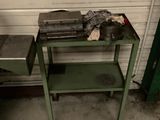 une petite table sur laquelle est posé un livre, dans un garage