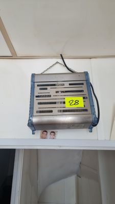 une photo d'un panneau accroché au plafond d'une pièce