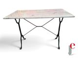 une table avec un plateau en marbre sur fond blanc