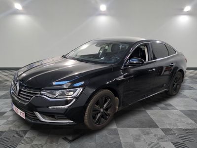 la photo d'une voiture noire garée dans un garage