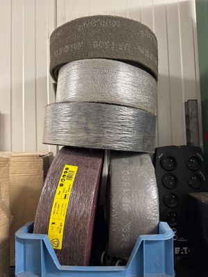 une pile de meules de différents types dans un bac bleu