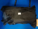 un sac noir posé sur une surface bleue