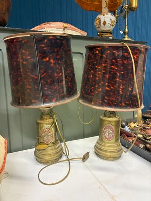 deux lampes posées sur une table dans une pièce
