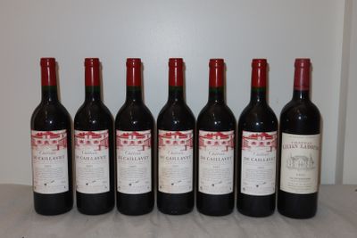 six bouteilles de vin sont alignées sur une table