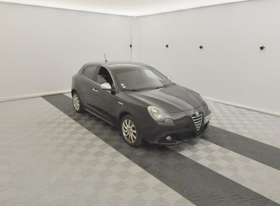la photo d'une voiture dans un garage au sol en damier