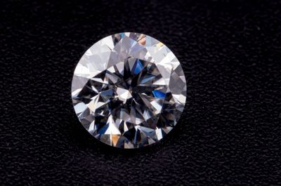 gros plan d'un diamant sur une surface noire