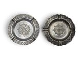paire de cendriers en métal argenté ornés de motifs floraux