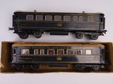 deux petits trains posés dans une boîte sur une table