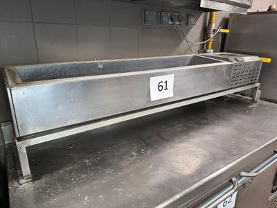 plan de travail en acier inoxydable dans une cuisine professionnelle, sur lequel figure un numéro