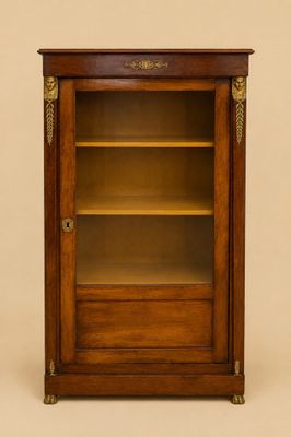 une bibliothèque ancienne en noyer avec des portes vitrées