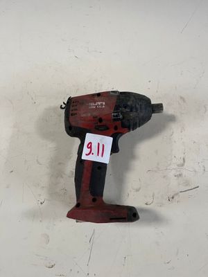 une perceuse accrochée au mur