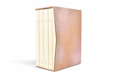 trois livres sont empilés sur une surface blanche