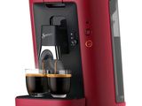 la machine à café a deux tasses de café devant elle