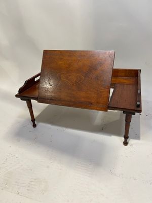 un petit banc en bois sur lequel est posé un plateau